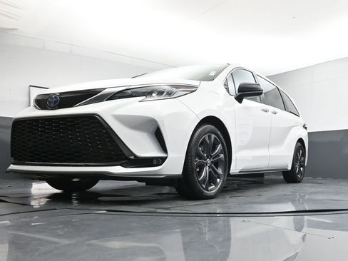 Used 2023 Toyota Sienna XSE image 38