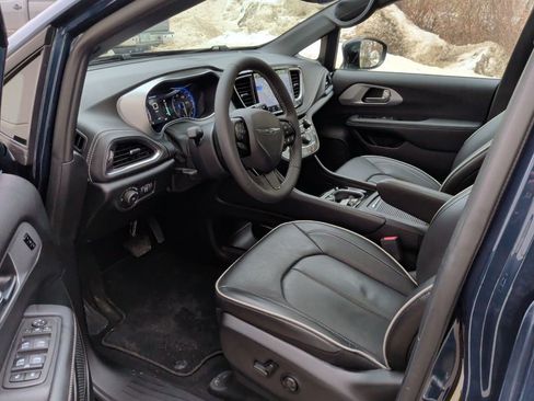 Used 2025 Chrysler Pacifica Limited w/ Uconnect Theater Family Group image 22