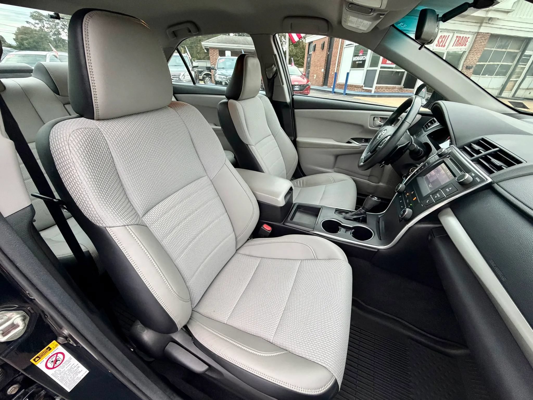 Used 2017 Toyota Camry SE FWD image 11