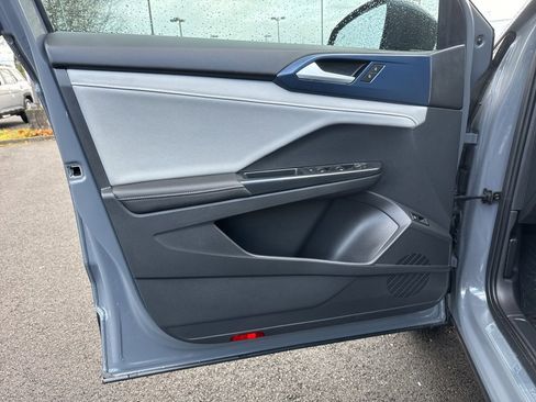 Used 2024 Volkswagen Taos SE w/ Panoramic Sunroof Package image 11