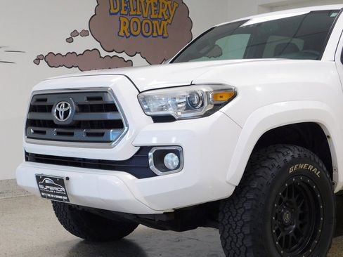 Used 2017 Toyota Tacoma Limited image 15