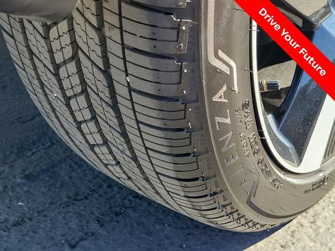Used 2025 Nissan Kicks SR FWD image 28
