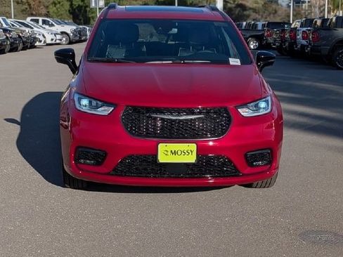 New 2026 Chrysler Pacifica Limited w/ S Appearance Package image 3