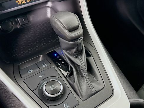 Used 2022 Toyota RAV4 LE AWD/4WD image 17