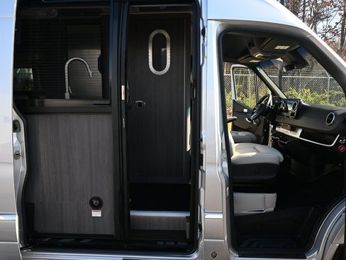 Used 2021 Mercedes-Benz Sprinter 2500 image 27