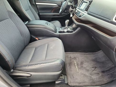 Used 2014 Toyota Highlander Plus FWD image 25