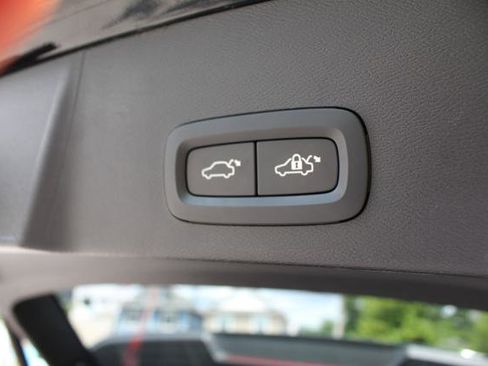 Used 2022 Volvo XC40 T5 Momentum image 31