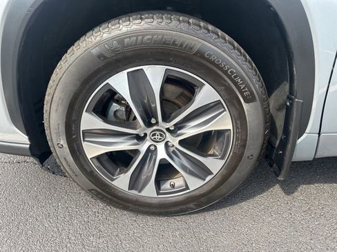 Used 2021 Toyota Highlander XLE image 34