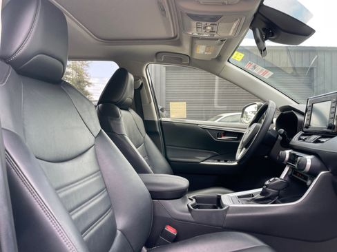 Used 2021 Toyota RAV4 XLE Premium image 21