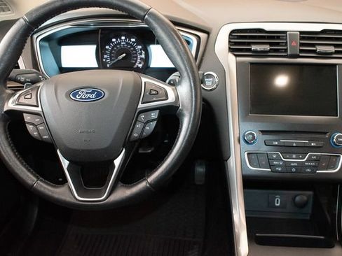 Used 2018 Ford Fusion SE w/ Fusion SE Technology Package FWD image 15
