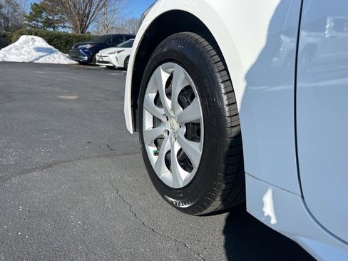 Used 2022 Toyota Corolla LE image 9