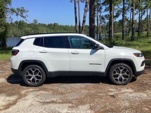 Used 2024 Jeep Compass Latitude image 4