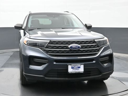 Used 2022 Ford Explorer XLT image 2