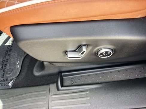 Used 2025 Chrysler Pacifica Pinnacle FWD image 12