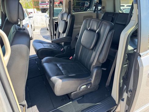 Used 2016 Chrysler Town & Country Touring image 15