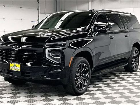 Used 2025 Chevrolet Suburban RST w/ Comfort Package AWD/4WD image 12