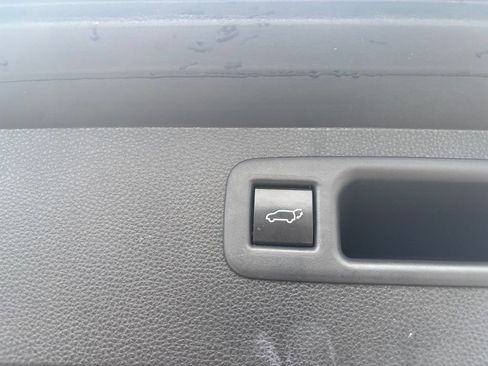 Used 2021 Toyota Highlander XLE AWD/4WD image 25