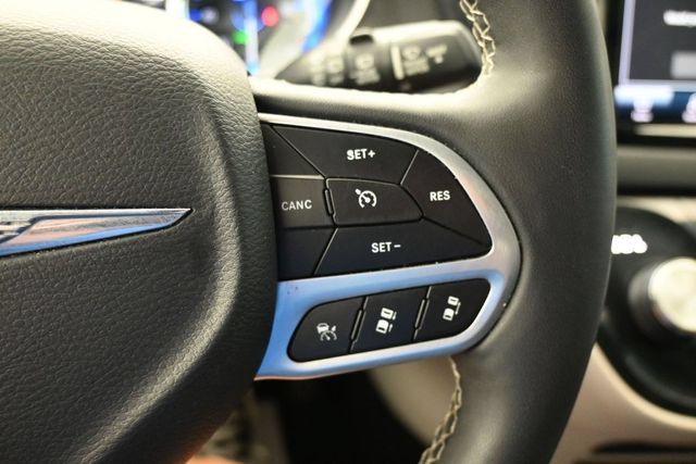 Used 2024 Chrysler Pacifica Touring-L FWD image 15