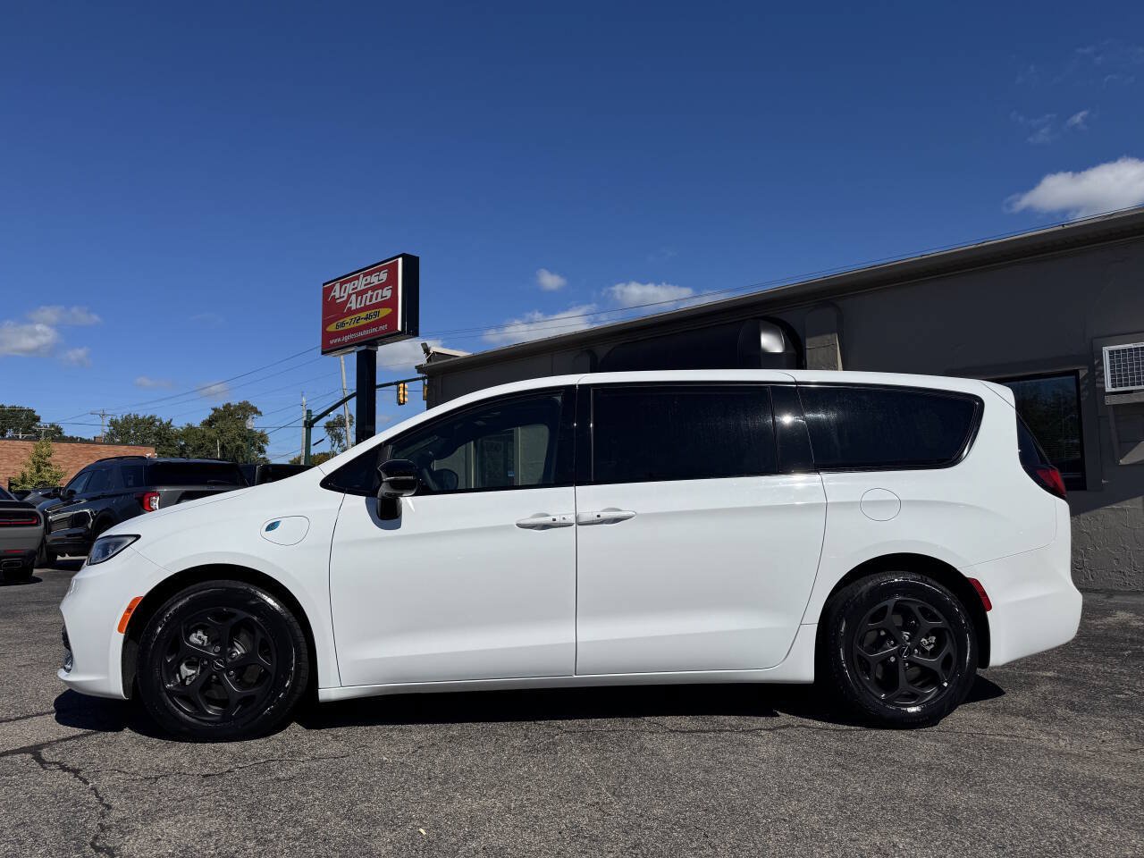 Used 2023 Chrysler Pacifica Limited w/ Uconnect Theater Family Group FWD image 6