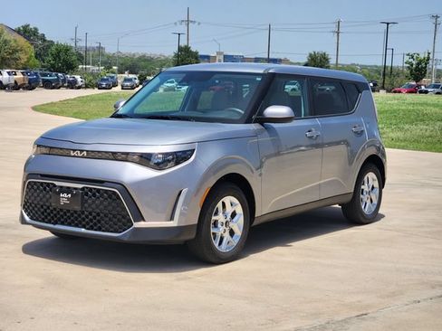 Used 2025 Kia Soul LX w/ LX Technology Package FWD image 3