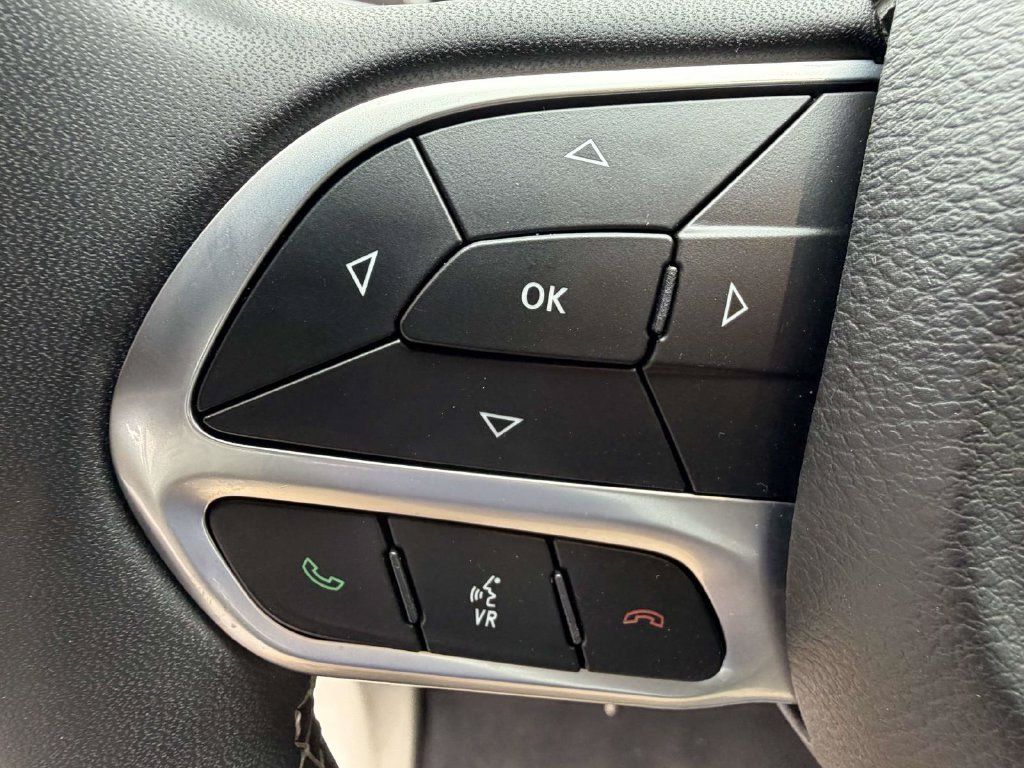 Used 2024 Chrysler Pacifica Touring-L FWD image 23