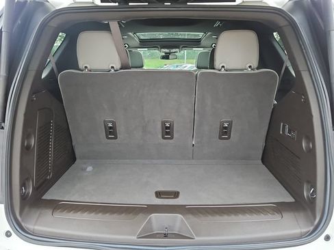 Used 2023 GMC Yukon SLT w/ SLT Premium Package AWD/4WD image 6