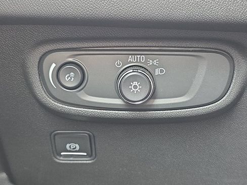 Used 2024 GMC Terrain SLE w/ Driver Convenience Package FWD image 28