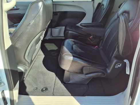 Used 2024 Chrysler Pacifica Touring-L image 10