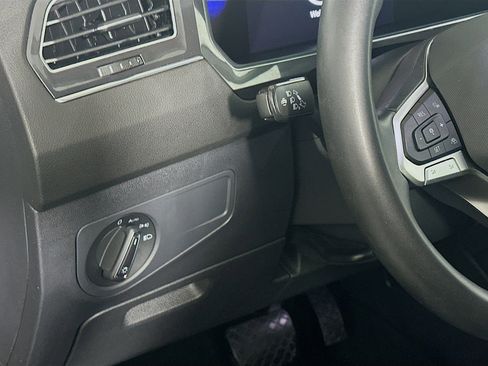 Used 2022 Volkswagen Tiguan SE w/ Panoramic Sunroof Package image 16