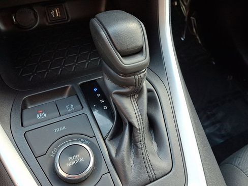 Used 2025 Toyota RAV4 XLE AWD/4WD image 15
