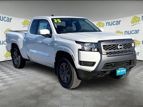 Used 2025 Nissan Frontier SV image 1