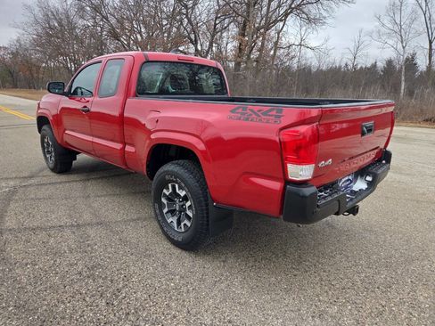 Used 2017 Toyota Tacoma SR image 4