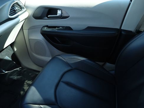 Used 2023 Chrysler Pacifica Touring-L image 11