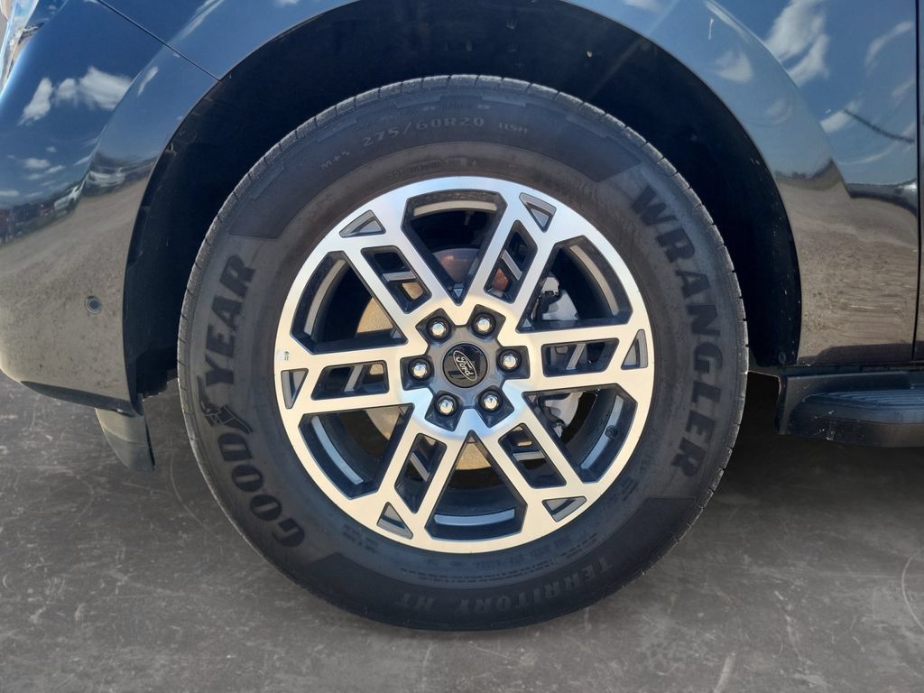 Used 2025 Ford Expedition Active RWD image 9