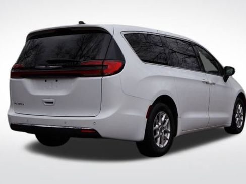 Used 2023 Chrysler Pacifica Touring image 18