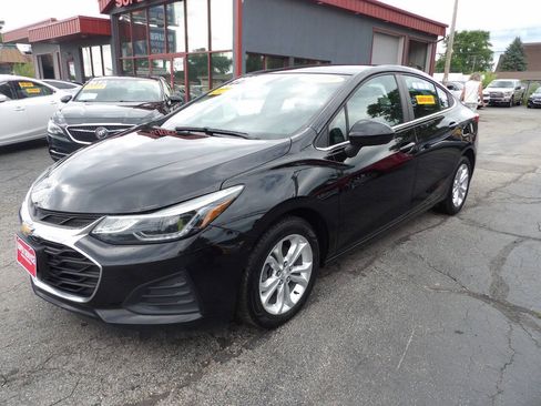 Used 2019 Chevrolet Cruze LT FWD image 1