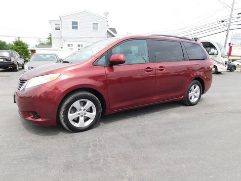 Used 2011 Toyota Sienna LE FWD image 2