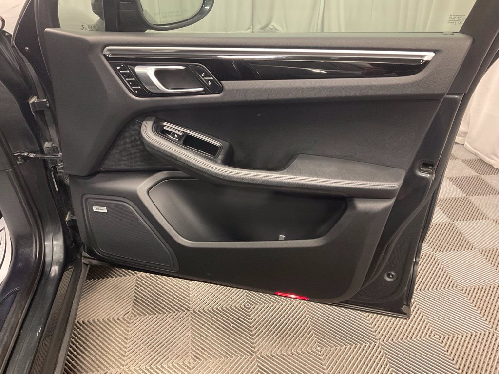 Used 2018 Porsche Macan AWD/4WD image 27