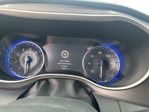 Used 2025 Chrysler Pacifica Select FWD image 13