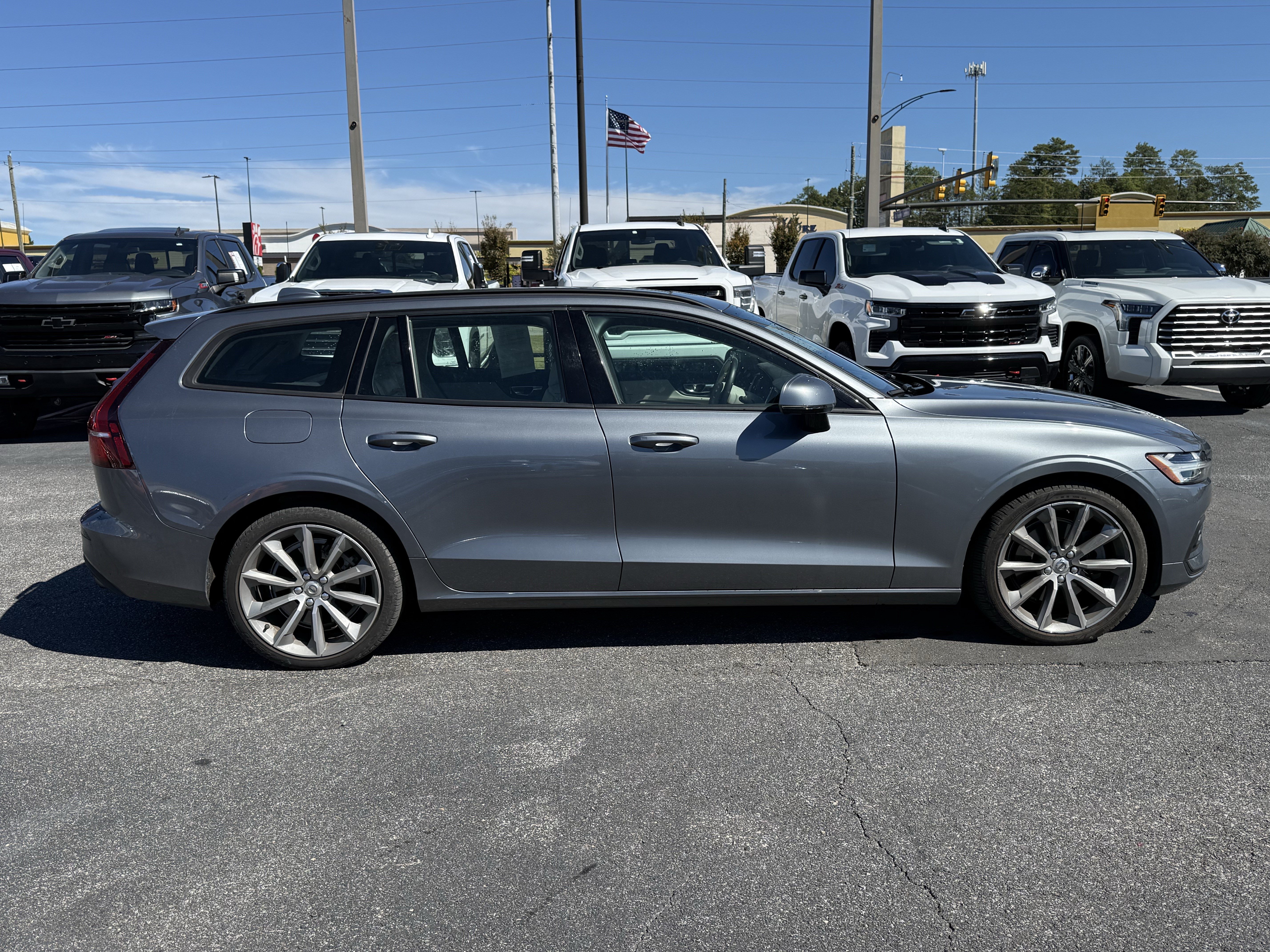 Used 2021 Volvo V60 T5 Momentum w/ Premium Package FWD image 12