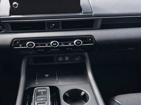 Used 2024 Honda Pilot Touring image 15