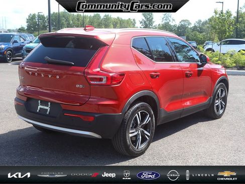 Used 2023 Volvo XC40 B5 Plus image 7