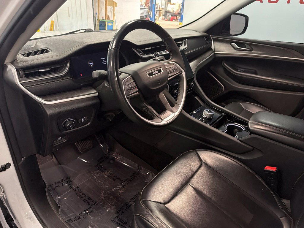 Used 2023 Jeep Grand Cherokee Limited w/ Black Appearance Package AWD/4WD image 16