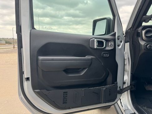 Used 2022 Jeep Gladiator Willys AWD/4WD image 15