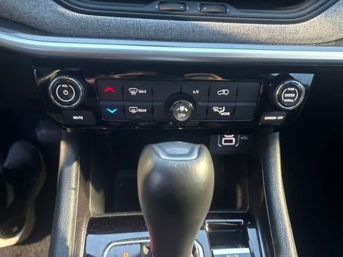 Used 2024 Jeep Compass Latitude image 21