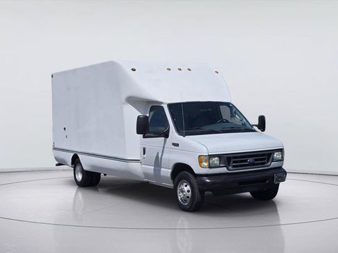 Used 2003 Ford E-350 and Econoline 350 Super Duty RWD image 3