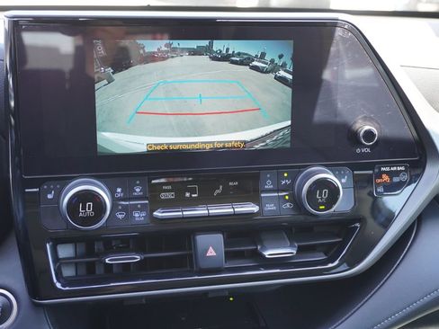 Certified 2024 Toyota Highlander XLE FWD image 18
