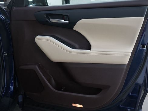 Used 2021 Toyota Highlander XLE image 9