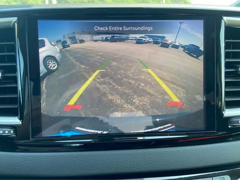 Used 2024 Chrysler Pacifica Touring-L FWD image 36