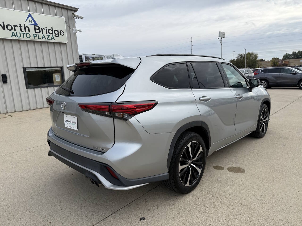 Used 2021 Toyota Highlander XSE AWD/4WD image 4